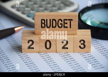 Budget 2023 Text auf Holzblöcken mit Datenanalyse und Office-Konzept Hintergrund. Budgetierungskonzept. Stockfoto