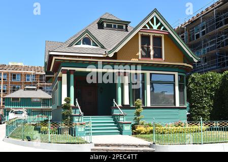 SANTA ANA, KALIFORNIEN - 4. JULI 2022: Ein restauriertes historisches Haus in Downtown Santa Ana, das als Geschäftsbüro genutzt wird. Stockfoto