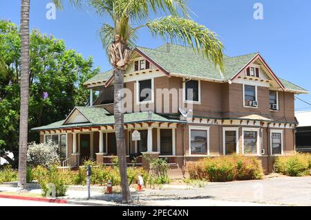 SANTA ANA, KALIFORNIEN - 4. JULI 2022: Das Law Office von Robison D. Harley, Jr. in einem restaurierten historischen alten Haus in der Innenstadt von Santa Ana. Stockfoto