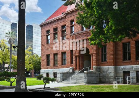 SANTA ANA, KALIFORNIEN - 3. MÄRZ 2023: Old Orange County Courthouse, mit modernen Gebäuden im Hintergrund. Stockfoto