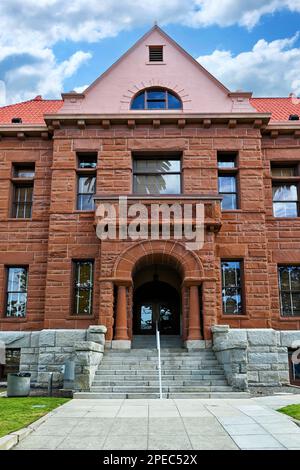 SANTA ANA, KALIFORNIEN - 3. MÄRZ 2023: Seiteneingang zum Old Orange County Courthouse. Stockfoto