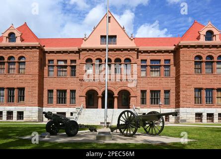 SANTA ANA, KALIFORNIEN - 3. MÄRZ 2023: Old Orange County Courthouse mit Kanonen auf dem Hauptrasen. Stockfoto