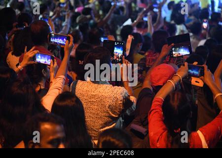 Kalkutta, Westbengalen, Indien. 12. März 2023. Ganga Aarti und Puja der Göttin Ganga, die jeden Tag vom 2. März 2023 am Ufer des Ganges neu gegründet wurde. Etwa viertausend Menschen versammeln sich, um die einstündige Ganga Puja-Vorstellung zu beobachten. (Kreditbild: © Biswarup Ganguly/Pacific Press via ZUMA Press Wire) NUR REDAKTIONELLE VERWENDUNG! Nicht für den kommerziellen GEBRAUCH! Stockfoto
