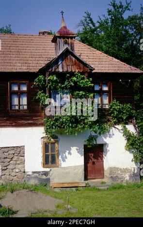 Alba County, Rumänien, ca. 1999. Außenansicht eines Hauses mit typischer lokaler Architektur, mit einer Weinrebe, die auf die Fassade klettert. Stockfoto