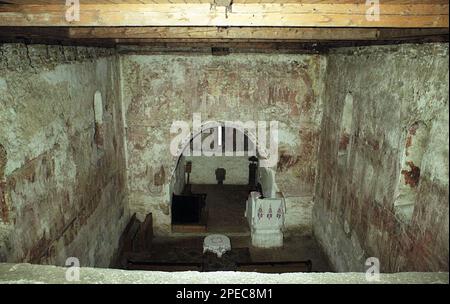 Hunedoara County, Rumänien, 2002. Das Innere der kalvinistischen (ursprünglich orthodoxen) Kirche Sântămăria-Orlea, ein historisches Monument aus dem 13. Jahrhundert. Stockfoto