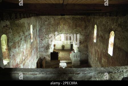 Hunedoara County, Rumänien, 2002. Das Innere der kalvinistischen (ursprünglich orthodoxen) Kirche Sântămăria-Orlea, ein historisches Monument aus dem 13. Jahrhundert. Stockfoto