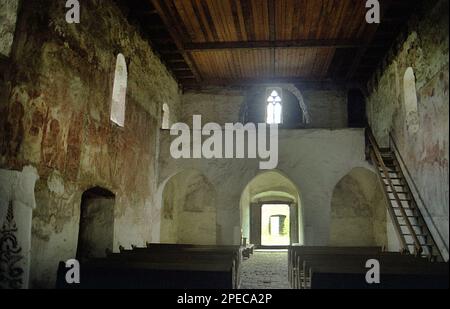 Hunedoara County, Rumänien, 2002. Das Innere der kalvinistischen (ursprünglich orthodoxen) Kirche Sântămăria-Orlea, ein historisches Monument aus dem 13. Jahrhundert. Stockfoto