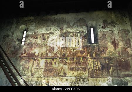 Hunedoara County, Rumänien, 2002. Das Innere der kalvinistischen (ursprünglich orthodoxen) Kirche Sântămăria-Orlea, ein historisches Monument aus dem 13. Jahrhundert. Stockfoto