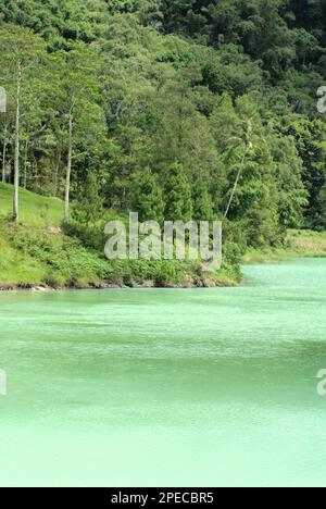 Eine Landschaft des Lake Linow, einem vulkanischen See in Lahendong, South Tomohon, Tomohon, North Sulawesi, Indonesien. Stockfoto