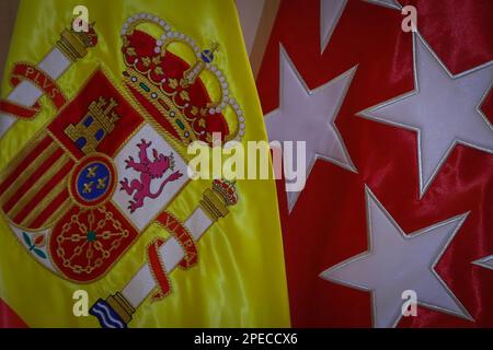 Madrid, Spanien. 14. März 2023. Ein Abschnitt des spanischen Flaggenschilds neben den Sternen der Flagge der Gemeinde Madrid, der während des Akts gesehen wurde, als Isabel Diaz Ayuso, Präsidentin der Gemeinde Madrid, die Auszeichnung „Spanien im Herzen“ vom spanischen Verband für Arzneimittelrecht (ASEDEF) erhielt. Der spanische Verband für Arzneimittelrecht (ASEDEF) verleiht im zweiten Jahr den „Spanien im Herzen“-Preis, um die Arbeit von Politikern während der COVID-19-Pandemie zu würdigen. (Foto: David Canales/SOPA Images/Sipa USA) Guthaben: SIPA USA/Alamy Live News Stockfoto