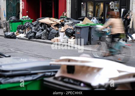 Volle Mülltonnen am 15. März 2023 in Paris, Frankreich. Ein Streik von Müllsammlern in Frankreich hat dazu geführt, dass sich in den Straßen von Paris Müll anhäufte und Einheimische und Touristen der französischen Hauptstadt überließen, die sich mit Augenschmerzen, schlechten Gerüchen und Nagetierschädlingen auseinandersetzen musste. In den letzten 10 Tagen haben Sammler von Garagen, die Regierungsreformen des Rentensystems überfallen haben, sechs der sieben Verbrennungsanlagen der Region Paris blockiert. Kredit: Victor Joly/Alamy Live News Stockfoto