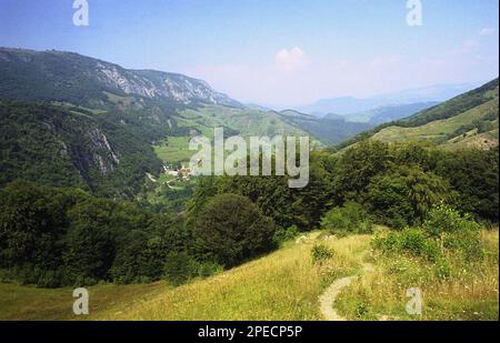 Alba County, Rumänien, 2001. Landschaft im Apuseni-Gebirge, mit einem Pfad, der zur Höhle Huda lui Papară führt. Stockfoto