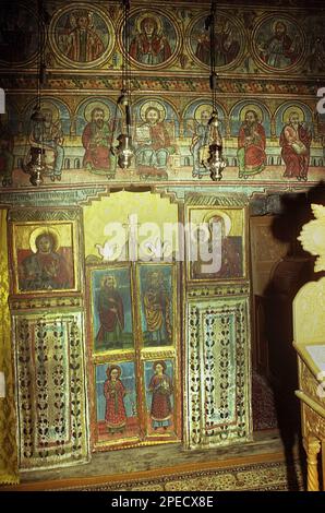 Sub Piatra Kloster, Alba County, Rumänien, 2001. Altes Bemothyra (Türen zum Heiligtum) und Ikonostase in der hölzernen Kirche aus dem 18. Jahrhundert. Stockfoto