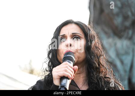 Paris, Frankreich. 16. März 2023. Sänger Noma OMRAN bei der Einweihung einer monumentalen Skulptur des syrischen Dichters Abu-l-Ala al-Maari (oder Ma'arri) in Montreuil bei Paris, Frankreich, am 15. März 2023. Kredit: Victor Joly/Alamy Live News Stockfoto