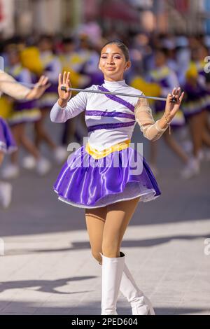 Matamoros, Tamaulipas, Mexiko - 26. November 2022: Die Desfile del 20 de Noviembre, Cheerleader-Team, das bei der Parade auftritt Stockfoto