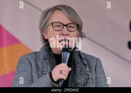 London, Großbritannien. 15. März 2023. Natalie Bennett, Grüne Parteikollegin, spricht bei der Rallye "Unsere Schulen retten" vor der Menge. Tausende streikender Lehrer, die von Universitätsangestellten, Beamten, Ärzten in der Ausbildung und anderen Arbeitern, die unindustrielle Maßnahmen ergriffen, begleitet wurden, marschierten durch das Zentrum Londons und schlossen mit einer Kundgebung am Trafalgar Square ab. Die Mitglieder der Nationalen Bildungsunion streben nach einer höheren Lohn- und Gehaltssteigerung als die Inflationsrate und verbesserten Arbeitsbedingungen, wobei die Lehrer heute unter 700.000 Arbeitnehmern stehen. Kredit: Elfte Stunde Fotografie/Alamy Live News Stockfoto