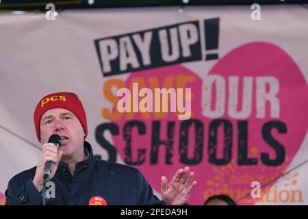 London, Großbritannien. 15. März 2023. Mark Serwotka, Generalsekretär der Vereinigung für öffentliche kommerzielle Dienste (PCs), spricht auf der Rallye „Save Our Schools“. Tausende streikender Lehrer, die von Universitätsangestellten, Beamten, Ärzten in der Ausbildung und anderen Arbeitern, die unindustrielle Maßnahmen ergriffen, begleitet wurden, marschierten durch das Zentrum Londons und schlossen mit einer Kundgebung am Trafalgar Square ab. Die Mitglieder der Nationalen Bildungsunion streben nach einer höheren Lohn- und Gehaltssteigerung als die Inflationsrate und verbesserten Arbeitsbedingungen, wobei die Lehrer heute unter 700.000 Arbeitnehmern stehen. Kredit: Elfte Stunde Fotografie/Alamy Live News Stockfoto