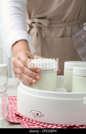 Eine Frau, die leckeren Joghurt am Tisch macht, Nahaufnahme Stockfoto