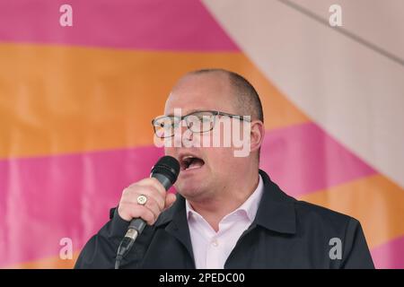 London, Großbritannien. 15. März 2023. Paul Nowak, Generalsekretär des Gewerkschaftskongresses (TUC). Tausende streikender Lehrer, die von Universitätsangestellten, Beamten, Ärzten in der Ausbildung und anderen Arbeitern, die unindustrielle Maßnahmen ergriffen, begleitet wurden, marschierten durch das Zentrum Londons und schlossen mit einer Kundgebung am Trafalgar Square ab. Die Mitglieder der Nationalen Bildungsunion streben nach einer höheren Lohn- und Gehaltssteigerung als die Inflationsrate und verbesserten Arbeitsbedingungen, wobei die Lehrer heute unter 700.000 Arbeitnehmern stehen. Kredit: Elfte Stunde Fotografie/Alamy Live News Stockfoto