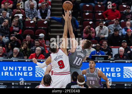 Chicago, USA. 15. März 2023. Chicago, USA, 15. März 2023: Tipoff zwischen den Chicago Bulls und Sacramento Kings am Mittwoch, 15. März 2023 im United Center, Chicago, USA. (KEINE KOMMERZIELLE NUTZUNG) (Shaina Benhiyoun/SPP) Guthaben: SPP Sport Press Photo. Alamy Live News Stockfoto