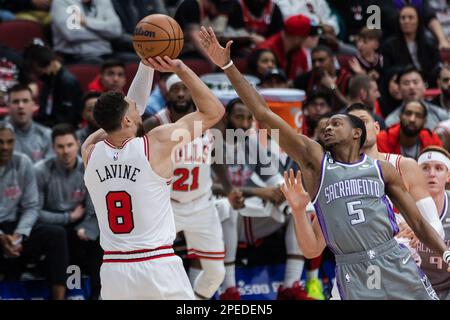 Chicago, USA. 15. März 2023. Chicago, USA, 15. März 2023: Zach LaVine (8 Chicago Bulls) schießt den Ball während des Spiels zwischen den Chicago Bulls und den Sacramento Kings am Mittwoch, den 15. März 2023 im United Center, Chicago, USA. (KEINE KOMMERZIELLE NUTZUNG) (Shaina Benhiyoun/SPP) Guthaben: SPP Sport Press Photo. Alamy Live News Stockfoto