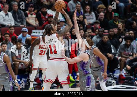 Chicago, USA. 15. März 2023. Chicago, USA, 15. März 2023: Demar DeRozan (11 Chicago Bulls) schießt den Ball während des Spiels zwischen den Chicago Bulls und den Sacramento Kings am Mittwoch, den 15. März 2023 im United Center, Chicago, USA. (KEINE KOMMERZIELLE NUTZUNG) (Shaina Benhiyoun/SPP) Guthaben: SPP Sport Press Photo. Alamy Live News Stockfoto