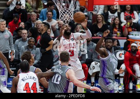 Chicago, USA. 15. März 2023. Chicago, USA, 15. März 2023: Andre Drummond (3 Chicago Bulls) kämpft während des Spiels zwischen den Chicago Bulls und den Sacramento Kings am Mittwoch, den 15. März 2023 im United Center, Chicago, USA um die Erholung. (KEINE KOMMERZIELLE NUTZUNG) (Shaina Benhiyoun/SPP) Guthaben: SPP Sport Press Photo. Alamy Live News Stockfoto