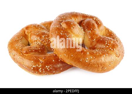 Leckere frisch gebackene Brezeln auf weißem Hintergrund Stockfoto