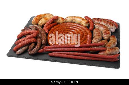 Verschiedene köstliche Würstchen auf weißem Hintergrund. Auswahl an Biersnacks Stockfoto