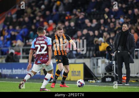 Hull, UK. 15. März 2023. Callum Elder #3 of Hull City auf dem Ball während des Sky Bet Championship Spiels Hull City vs Burnley im MKM Stadium, Hull, Großbritannien, 15. März 2023 (Foto von James Heaton/News Images) Kredit: News Images LTD/Alamy Live News Stockfoto