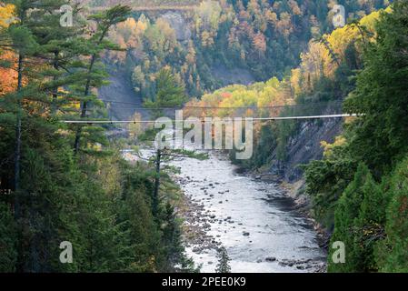 Eine von zwei Hängebrücken, die sich über die Tiefen des Canyon Sainte-Anne erstrecken. Herbst in Quebec. Kanada. Stockfoto