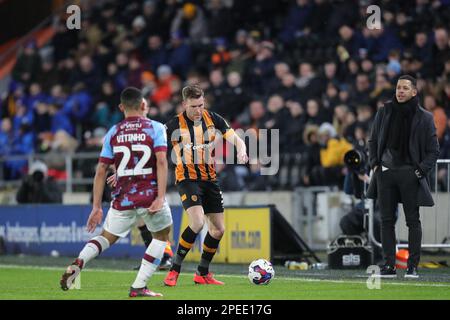 Hull, UK. 15. März 2023. Callum Elder #3 of Hull City auf dem Ball während des Sky Bet Championship-Spiels Hull City gegen Burnley im MKM Stadium, Hull, Großbritannien, 15. März 2023 (Foto von James Heaton/News Images) in Hull, Großbritannien, am 3./15. März 2023. (Foto: James Heaton/News Images/Sipa USA) Guthaben: SIPA USA/Alamy Live News Stockfoto