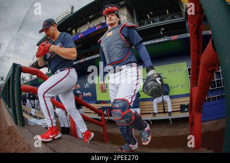 Am 15. März 2023, North Port FL USA; Atlanta Braves, der Pitcher Spencer Strider (99) und Catcher Sean Murphy (12) startet, erobern das Feld am Anfang eines Stockfoto