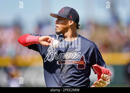 15. März 2023, North Port FL USA; Atlanta Braves zweiter Baseman Orlando Arcia (11) geht während eines MLB-Frühjahrstrainings gegen die ins Dugout Stockfoto