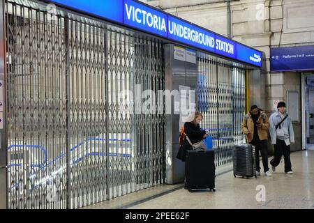 London, Großbritannien. 15. März 2023. Ein verwirrter Passagier plant eine andere Route, nachdem er entdeckt hat, dass die U-Bahn-Station Victoria geschlossen ist. Ein 24-stündiger Streik von Mitgliedern der Aslef- und RMT-Gewerkschaften, die den Londoner U-Bahn-Dienst (TfL) geschlossen haben, was einen Nebeneffekt durch eine Zunahme des Straßenverkehrs und auch Überbelegung von Bussen und S-Bahnen verursachte. Kredit: Elfte Stunde Fotografie/Alamy Live News Stockfoto