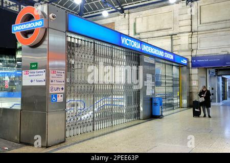 London, Großbritannien. 15. März 2023. Ein verwirrter Passagier plant eine andere Route, nachdem er entdeckt hat, dass die U-Bahn-Station Victoria geschlossen ist. Ein 24-stündiger Streik von Mitgliedern der Aslef- und RMT-Gewerkschaften, die den Londoner U-Bahn-Dienst (TfL) geschlossen haben, was einen Nebeneffekt durch eine Zunahme des Straßenverkehrs und auch Überbelegung von Bussen und S-Bahnen verursachte. Kredit: Elfte Stunde Fotografie/Alamy Live News Stockfoto