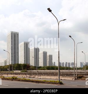 Die moderne und schlanke Architektur der neuen Hochhaus-Wohnanlagen mit ihren identischen Äußerungen, die hoch vor dem Stadtbild stehen. Die weiße Fassade Stockfoto