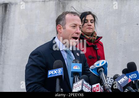 Der Kongressabgeordnete Josh Gottheimer spricht mit der Kongressabgeordneten Nicole Malliotakis auf einer Pressekonferenz, um am 15. März 2023 über die Preise von Staus an der Mündung des Lincoln-Tunnels in New York zu sprechen Stockfoto