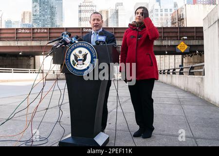 New York, USA. 15. März 2023. Kongressabgeordneter Josh Gottheimer (Demokrat) spricht mit Kongressabgeordnete Nicole Malliotakis (Republikaner) auf einer Pressekonferenz, um sich am 15. März 2023 mit der Preisgestaltung an der Mündung des Lincoln-Tunnels in New York zu befassen. Sie kündigten die Einrichtung eines parteiübergreifenden Kongressausschusses an, um die Preise für Verkehrsstaus zu bekämpfen. (Foto: Lev Radin/Sipa USA) Guthaben: SIPA USA/Alamy Live News Stockfoto