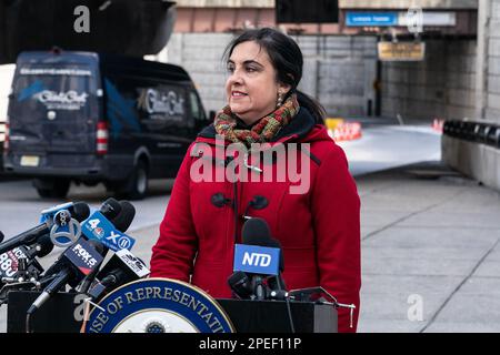 New York, USA. 15. März 2023. Kongressabgeordnete Nicole Malliotakis (Republikanerin) spricht am 15. März 2023 mit dem Kongressabgeordneten Josh Gottheimer (Demokrat) auf einer Pressekonferenz über die Preisgestaltung bei Staus an der Mündung des Lincoln-Tunnels in New York. Sie kündigten die Einrichtung eines parteiübergreifenden Kongressausschusses an, um die Preise für Verkehrsstaus zu bekämpfen. (Foto: Lev Radin/Sipa USA) Guthaben: SIPA USA/Alamy Live News Stockfoto