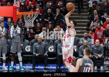 Chicago, USA. 15. März 2023. Chicago, USA, 15. März 2023: Zach LaVine (8 Chicago Bulls) taucht den Ball während des Spiels zwischen den Chicago Bulls und den Sacramento Kings am Mittwoch, den 15. März 2023 im United Center, Chicago, USA. (KEINE KOMMERZIELLE NUTZUNG) (Shaina Benhiyoun/SPP) Guthaben: SPP Sport Press Photo. Alamy Live News Stockfoto