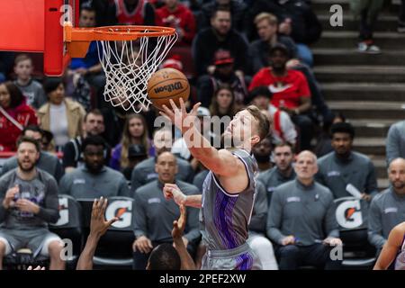 Chicago, USA. 15. März 2023. Chicago, USA, 15. März 2023: Domantas Sabonis (10 Sacramento Kings) erobert den Rebound während des Spiels zwischen den Chicago Bulls und den Sacramento Kings am Mittwoch, den 15. März 2023 im United Center, Chicago, USA. (KEINE KOMMERZIELLE NUTZUNG) (Shaina Benhiyoun/SPP) Guthaben: SPP Sport Press Photo. Alamy Live News Stockfoto