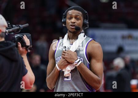 Chicago, USA. 15. März 2023. Chicago, USA, 15. März 2023: De'Aaron Fox (5 Sacramento Kings) spricht nach dem Spiel zwischen den Chicago Bulls und Sacramento Kings am Mittwoch, 15. März 2023 im United Center, Chicago, USA, mit den Medien. (KEINE KOMMERZIELLE NUTZUNG) (Shaina Benhiyoun/SPP) Guthaben: SPP Sport Press Photo. Alamy Live News Stockfoto