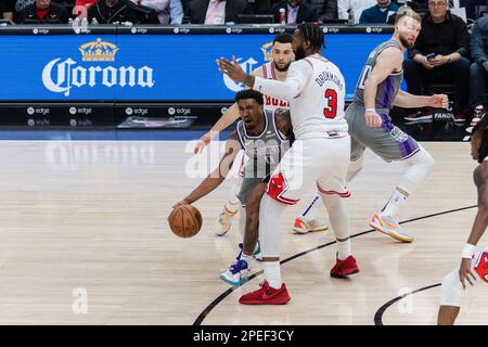 Chicago, USA. 15. März 2023. Chicago, USA, 15. März 2023: Malik Monk (1 Sacramento Kings) wird während des Spiels zwischen den Chicago Bulls und den Sacramento Kings am Mittwoch, den 15. März 2023 im United Center, Chicago, USA, vereitelt. (KEINE KOMMERZIELLE NUTZUNG) (Shaina Benhiyoun/SPP) Guthaben: SPP Sport Press Photo. Alamy Live News Stockfoto