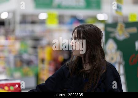 Arbeitendes junges Mädchen im Supermarkt Stockfoto