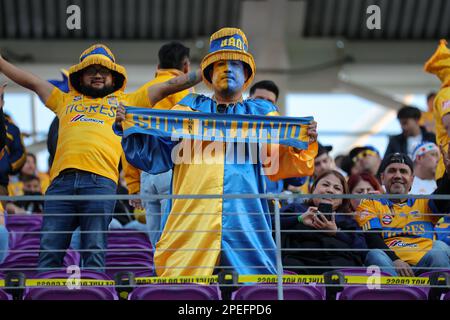 Orlando, Florida, USA. 15. März 2023: Tigres-UANL-Fans posieren für ein Foto während des 2023. Fußballspiels Scotiabank CONCACAF Champions League Orlando City vs Tigers UANL im Exploria Stadium in Orlando, FL am 15. März 2023. (Kreditbild: © Cory Knowlton/ZUMA Press Wire) NUR REDAKTIONELLE VERWENDUNG! Nicht für den kommerziellen GEBRAUCH! Kredit: ZUMA Press, Inc./Alamy Live News Stockfoto