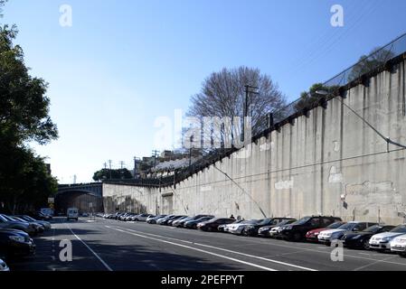 Die Hickson Road im neuen Sydney-Vorort Barangaroo, die derzeit am Hafen von Sydney gebaut wird, liegt am Rande des zentralen Geschäftsviertels von Sydney. Die Hickson Road führt durch zwei der ältesten und historischsten Vororte Sydneys, The Rocks und Millers Point. Es liegt am Rande der modernen Skyline des Geschäftsviertels und bietet einen interessanten Kontrast zwischen dem alten und dem neuen Sydney. Barangaroo wird als „Kleinstadt“ gefeiert und wird am 15. Juli 2008 als Schauplatz der Eröffnungsmesse des Weltjugendtages ins Leben gerufen, an dem schätzungsweise 150.000 Menschen teilnehmen werden. Stockfoto