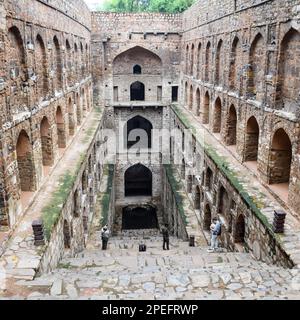 Agrasen Ki Baoli (Step Well) in der Mitte von Connaught platziert New Delhi Indien, Alte Antike Archäologie Bau Stockfoto