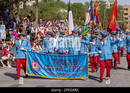 San Antonio, Texas, USA - 8. April 2022: The Battle of the Flowers Parade, Mitglieder der Texas Cavaliers marschieren bei der Parade Stockfoto