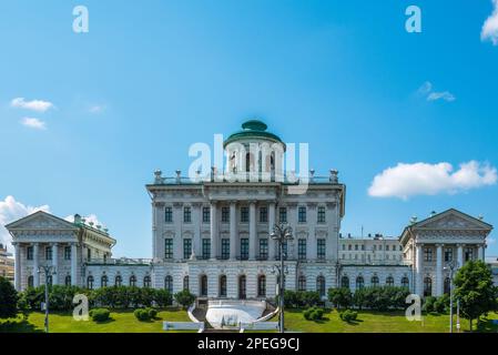 Paschkow House, das neoklassizistische Gebäude in der Nähe des Roten Platzes in Moskau, unter klarem blauen Himmel. Eines der berühmtesten klassischen Gebäude in Moskau. Russisch Stockfoto